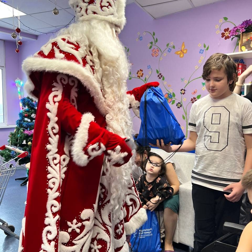 Волонтёры Национального Центра подарили новогоднее настроение маленьким пациентам нашей больницы