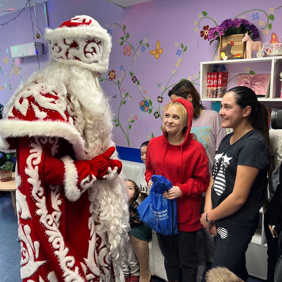 Волонтёры Национального Центра подарили новогоднее настроение маленьким пациентам нашей больницы