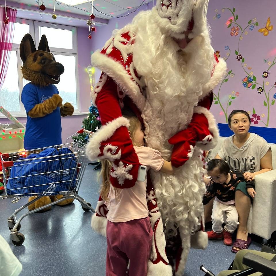 Волонтёры Национального Центра подарили новогоднее настроение маленьким пациентам нашей больницы