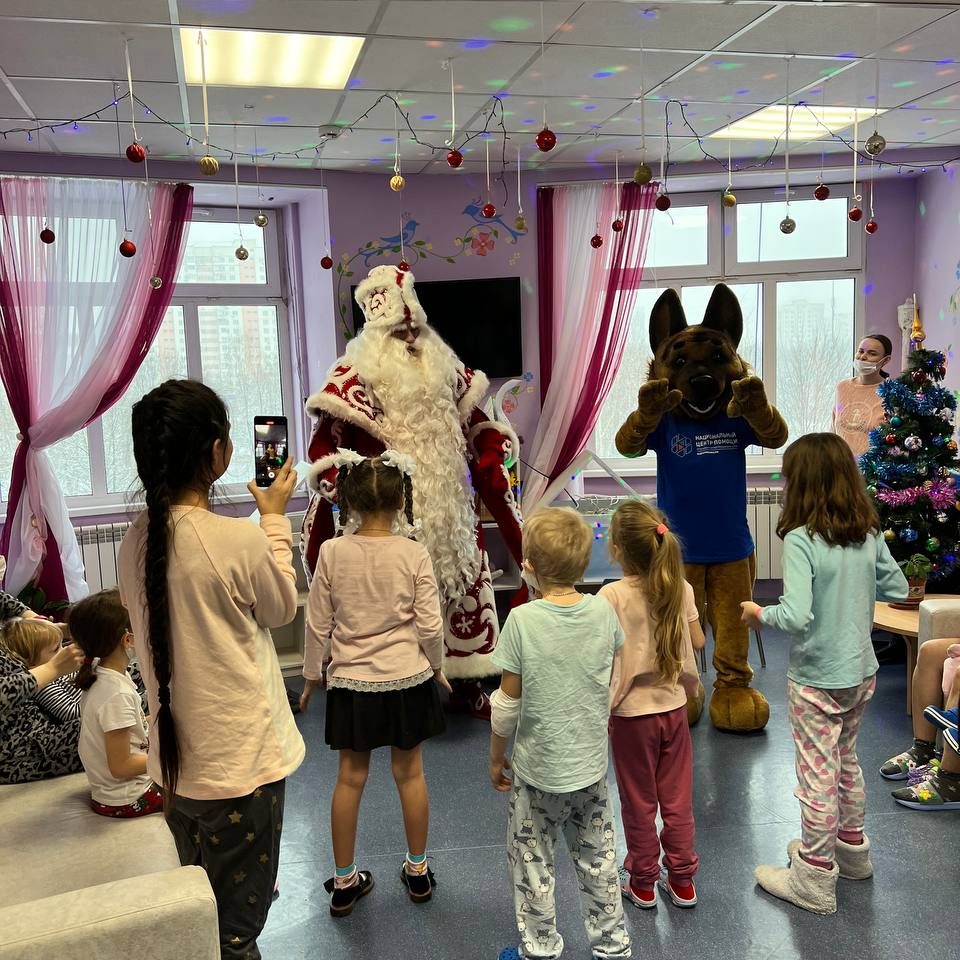 Волонтёры Национального Центра подарили новогоднее настроение маленьким пациентам нашей больницы