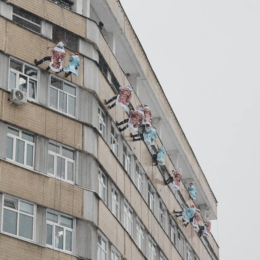 Добровольцы-спасатели спустились с крыши здания в костюмах Дедов Морозов и Снегурочек