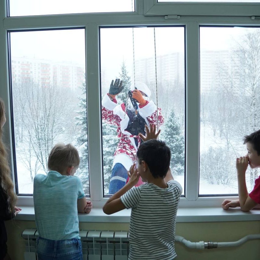 Добровольцы-спасатели спустились с крыши здания в костюмах Дедов Морозов и Снегурочек