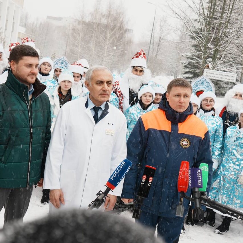 Добровольцы-спасатели спустились с крыши здания в костюмах Дедов Морозов и Снегурочек
