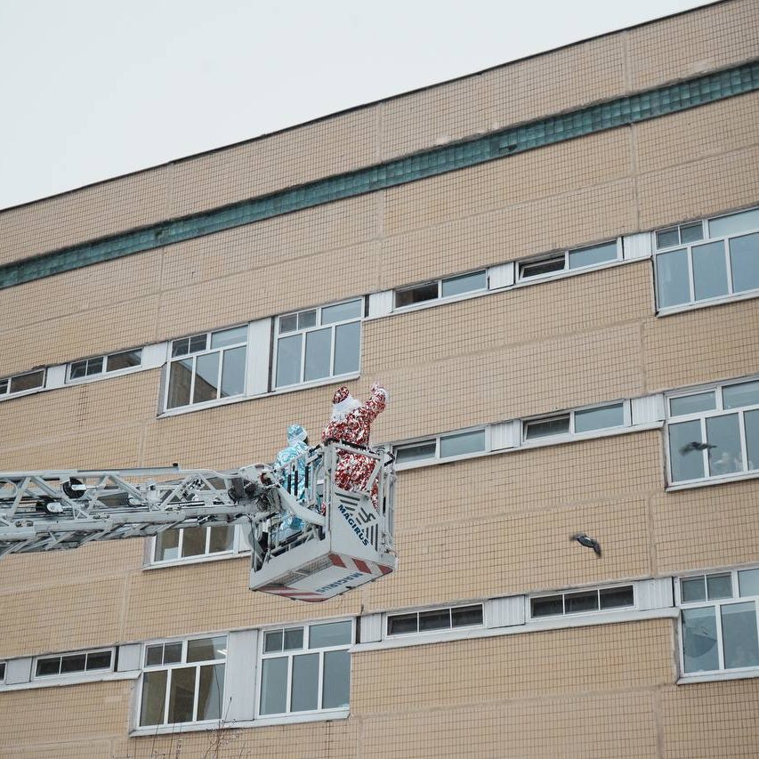 Добровольцы-спасатели спустились с крыши здания в костюмах Дедов Морозов и Снегурочек