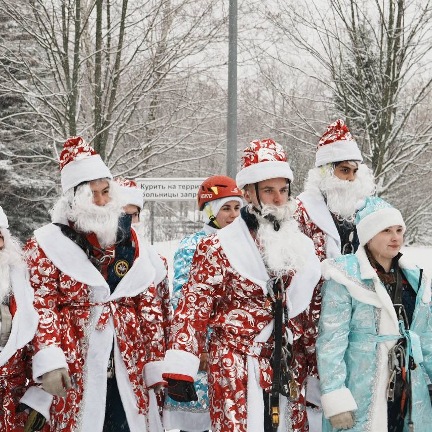 Добровольцы-спасатели спустились с крыши здания в костюмах Дедов Морозов и Снегурочек