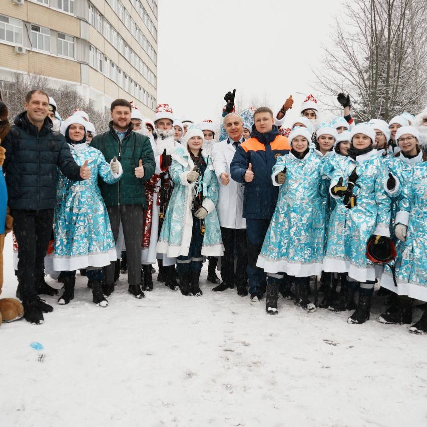 Добровольцы-спасатели спустились с крыши здания в костюмах Дедов Морозов и Снегурочек