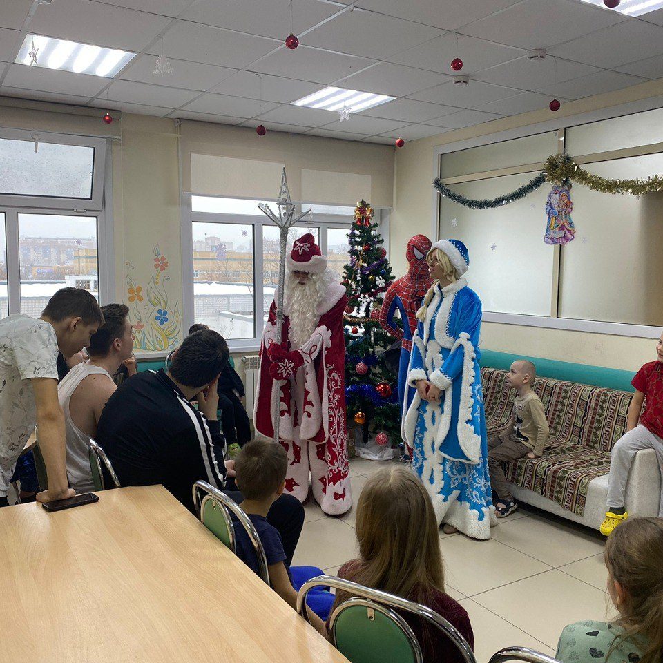 Сегодня в хирургических отделениях нашей больницы состоялось новогоднее поздравление Благотворительного фонда "Мотомилосердие" и Всероссийского Мотоклуба «Ночные Волки»
