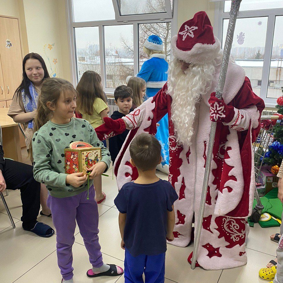 Сегодня в хирургических отделениях нашей больницы состоялось новогоднее поздравление Благотворительного фонда "Мотомилосердие" и Всероссийского Мотоклуба «Ночные Волки»