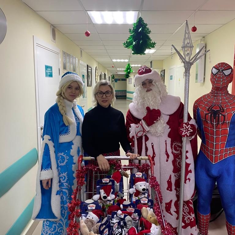 Сегодня в хирургических отделениях нашей больницы состоялось новогоднее поздравление Благотворительного фонда "Мотомилосердие" и Всероссийского Мотоклуба «Ночные Волки»