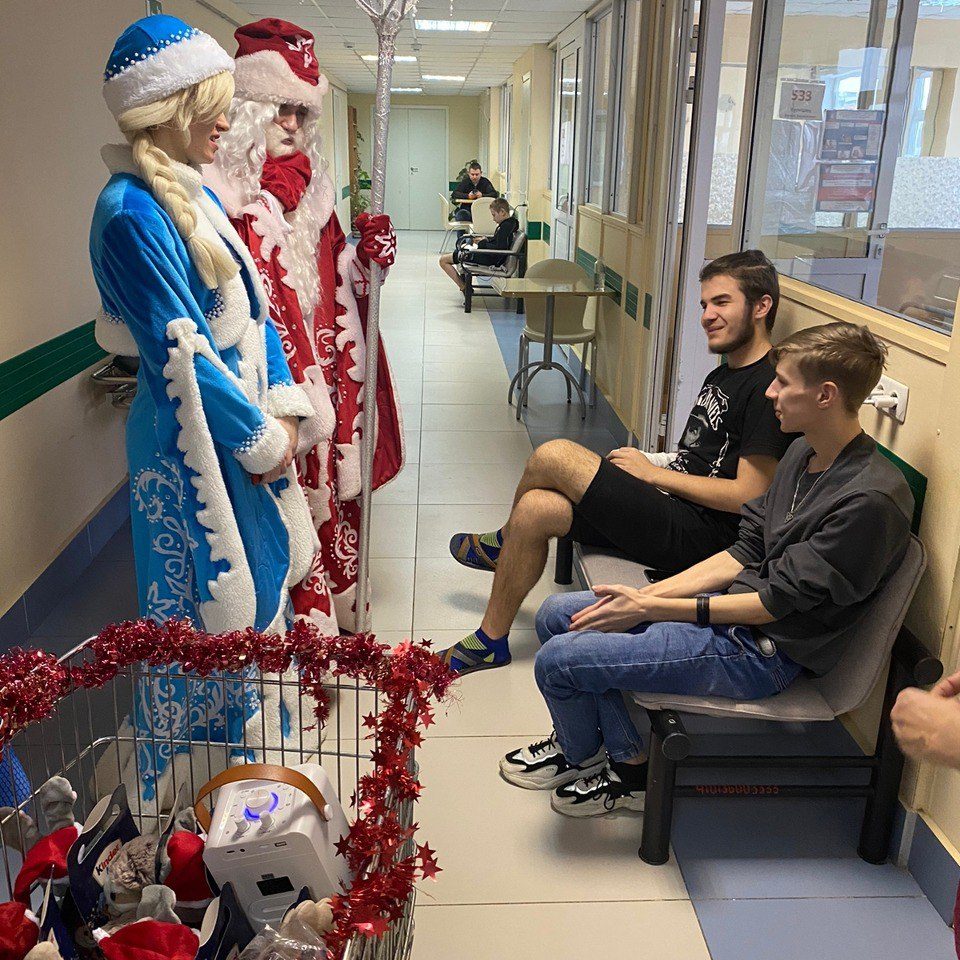 Сегодня в хирургических отделениях нашей больницы состоялось новогоднее поздравление Благотворительного фонда "Мотомилосердие" и Всероссийского Мотоклуба «Ночные Волки»