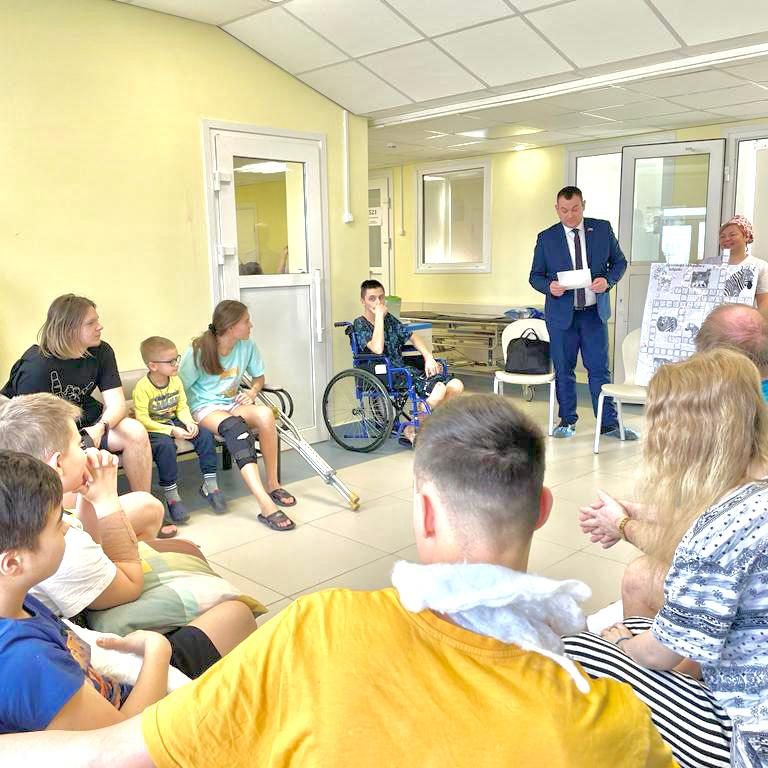 В отделении травматологии сотрудники Госавтоинспекции рассказали ребятам о Правилах дорожного движения