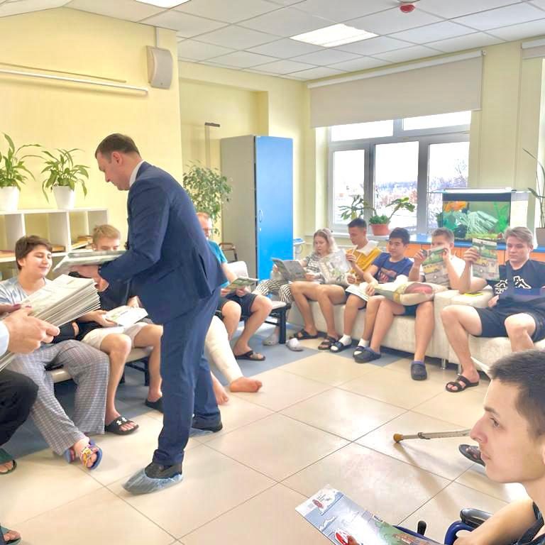 В отделении травматологии сотрудники Госавтоинспекции рассказали ребятам о Правилах дорожного движения