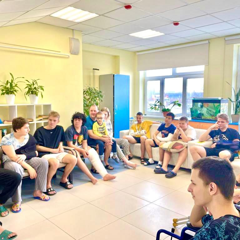 В отделении травматологии сотрудники Госавтоинспекции рассказали ребятам о Правилах дорожного движения