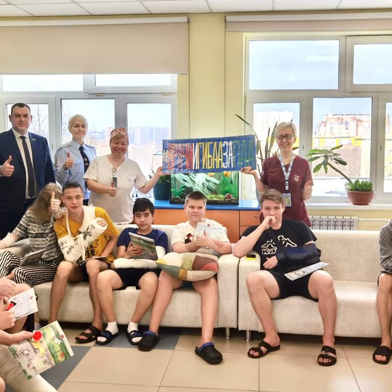 В отделении травматологии сотрудники Госавтоинспекции рассказали ребятам о Правилах дорожного движения