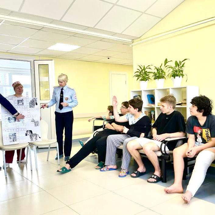 В отделении травматологии сотрудники Госавтоинспекции рассказали ребятам о Правилах дорожного движения