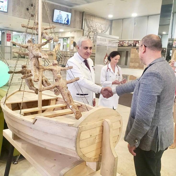 Художник - постановщик Илья Евдокимов подарил в дар нашей клинике свою работу БРУТАЛИЗМ МИРА или НИЧТО НЕ ЗАБЫТО из Цикла «ПАРЯЩИЕ» (Истории Будущего) 2023