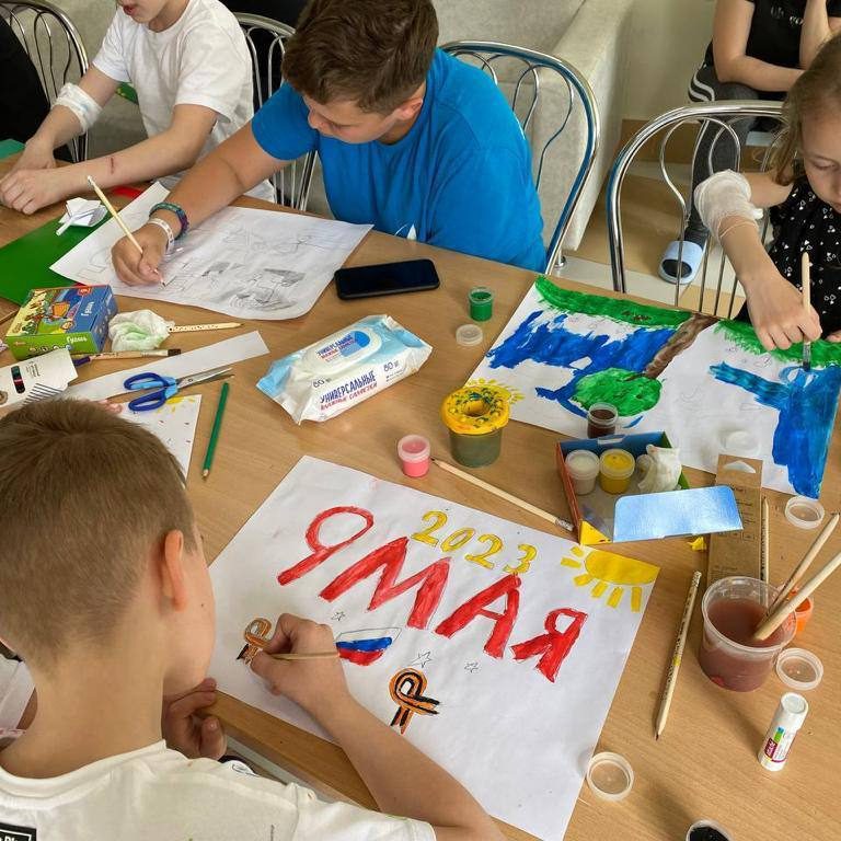 5 мая наши друзья из Национального Центра помощи пропавших и пострадавших детей провели мастер- класс для детей хирургического отделения на тему «День Победы»