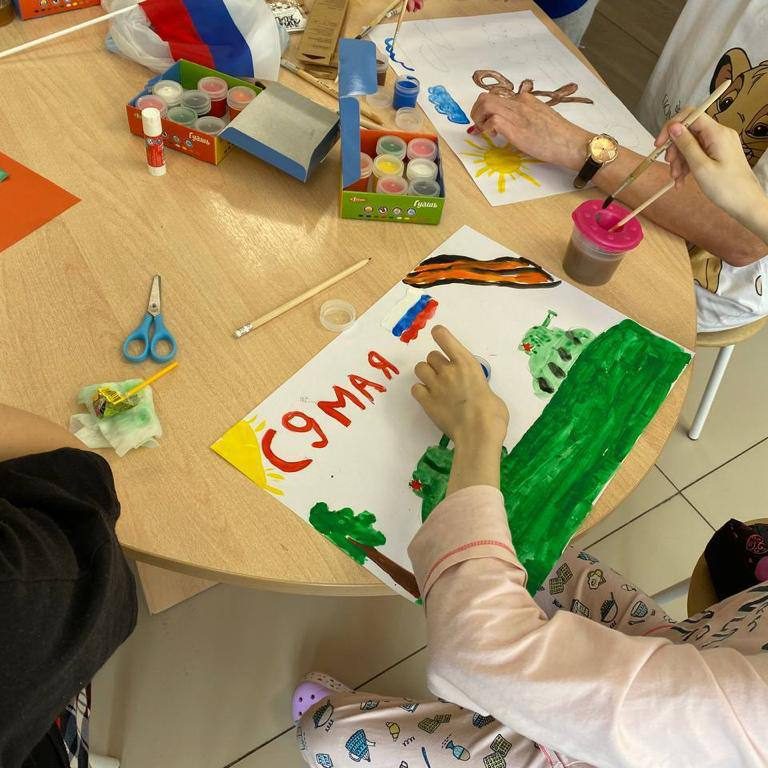 5 мая наши друзья из Национального Центра помощи пропавших и пострадавших детей провели мастер- класс для детей хирургического отделения на тему «День Победы»