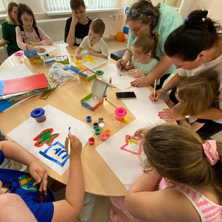 5 мая наши друзья из Национального Центра помощи пропавших и пострадавших детей провели мастер- класс для детей хирургического отделения на тему «День Победы»