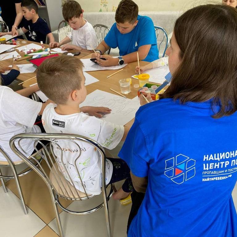 5 мая наши друзья из Национального Центра помощи пропавших и пострадавших детей провели мастер- класс для детей хирургического отделения на тему «День Победы»