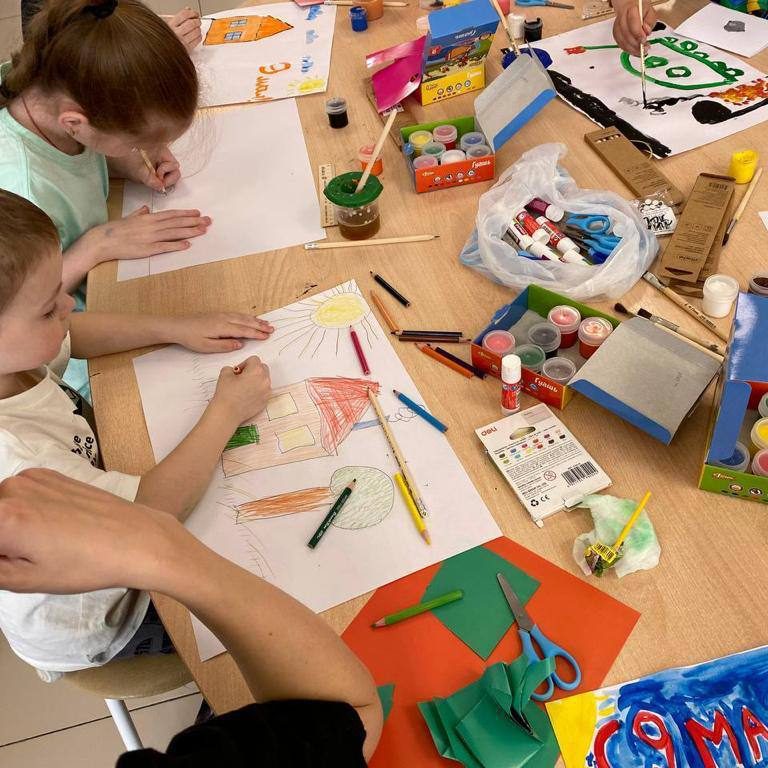 5 мая наши друзья из Национального Центра помощи пропавших и пострадавших детей провели мастер- класс для детей хирургического отделения на тему «День Победы»