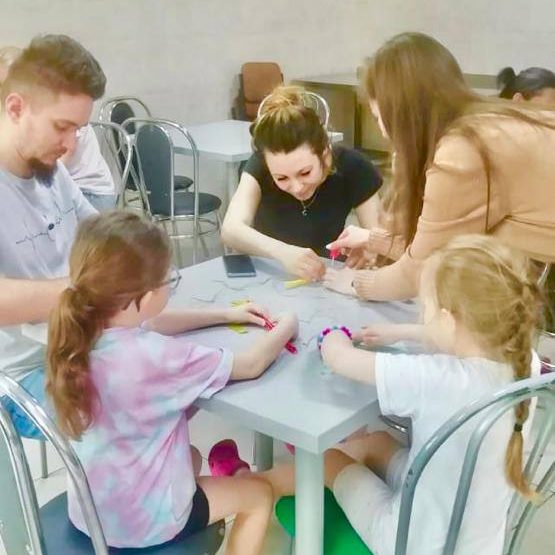 Педагоги - организаторы из Дворца молодежи « Неоткрытые острова» провели увлекательный мастер- класс по изготовлению ручек- лошадок