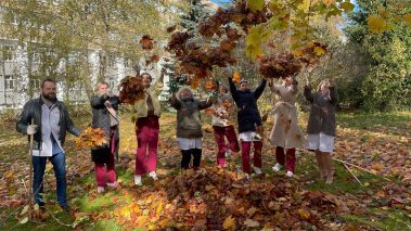 Сегодня, в солнечный осенний день наши сотрудники вышли на импровизированный мини-субботник