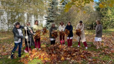 Сегодня, в солнечный осенний день наши сотрудники вышли на импровизированный мини-субботник