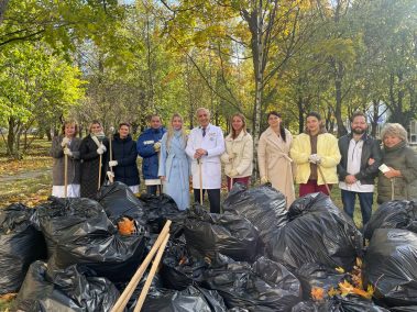 Сегодня, в солнечный осенний день наши сотрудники вышли на импровизированный мини-субботник