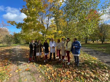 Сегодня, в солнечный осенний день наши сотрудники вышли на импровизированный мини-субботник
