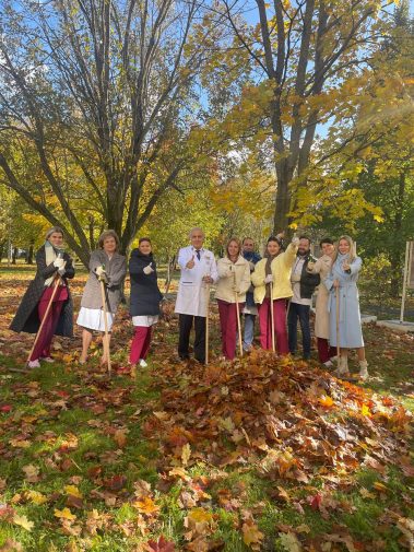 Сегодня, в солнечный осенний день наши сотрудники вышли на импровизированный мини-субботник
