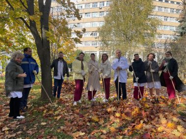 Сегодня, в солнечный осенний день наши сотрудники вышли на импровизированный мини-субботник