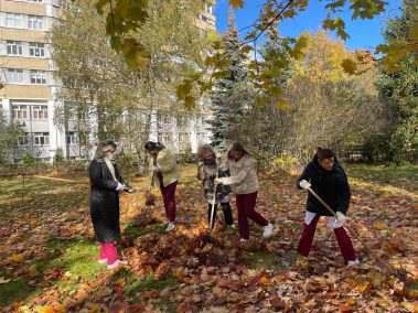 Сегодня, в солнечный осенний день наши сотрудники вышли на импровизированный мини-субботник