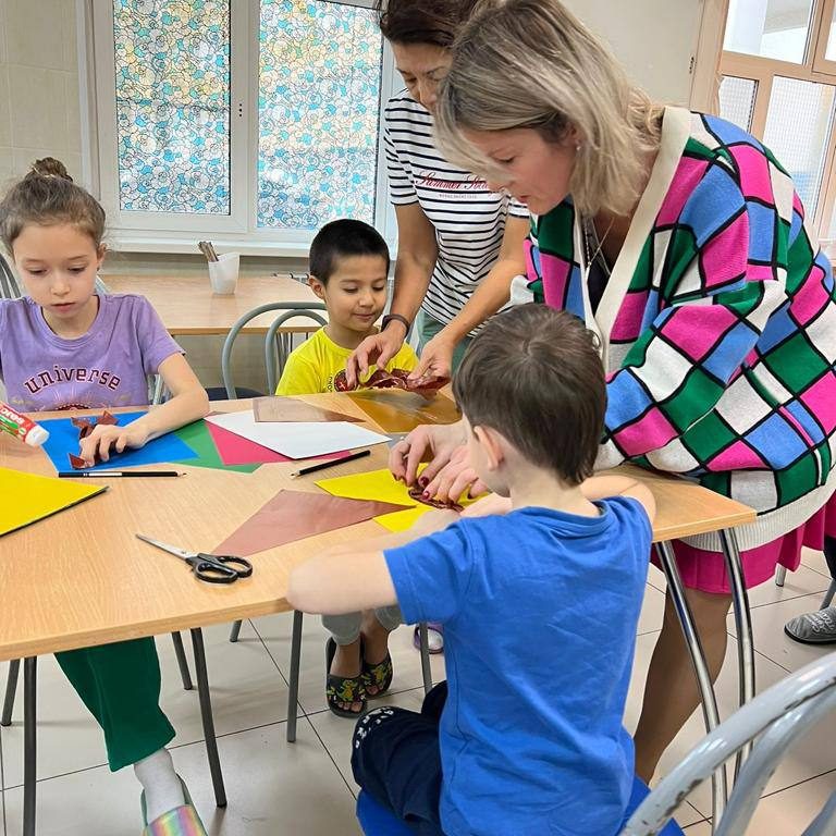 Сегодня сотрудники Дворца молодежи «Неоткрытые острова» провели увлекательный мастер-класс по декоративно-прикладному творчеству «Золотая осень».