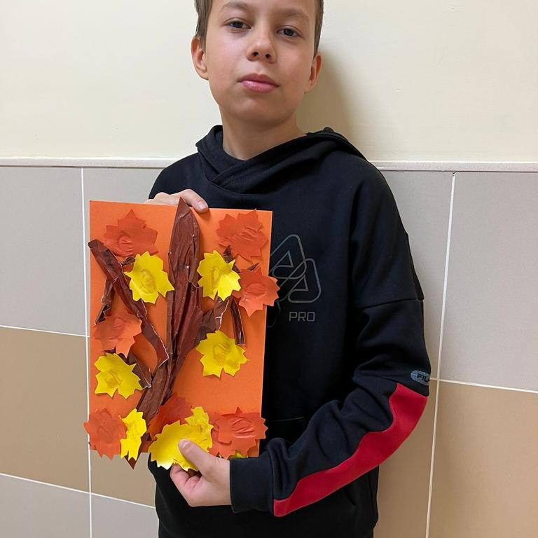 Сегодня сотрудники Дворца молодежи «Неоткрытые острова» провели увлекательный мастер-класс по декоративно-прикладному творчеству «Золотая осень».