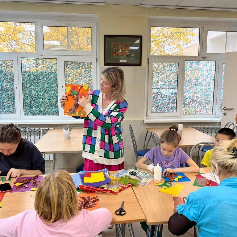 Сегодня сотрудники Дворца молодежи «Неоткрытые острова» провели увлекательный мастер-класс по декоративно-прикладному творчеству «Золотая осень».