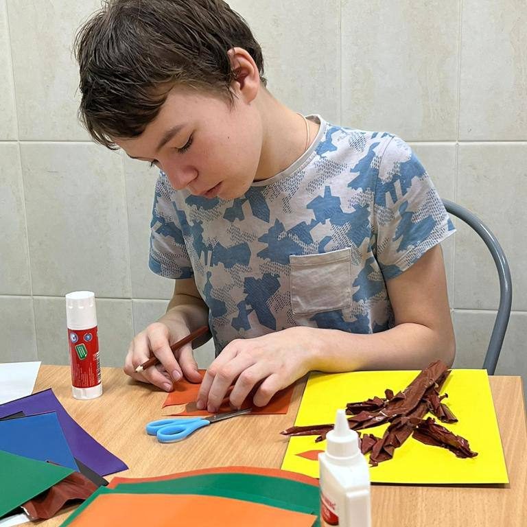 Сегодня сотрудники Дворца молодежи «Неоткрытые острова» провели увлекательный мастер-класс по декоративно-прикладному творчеству «Золотая осень».