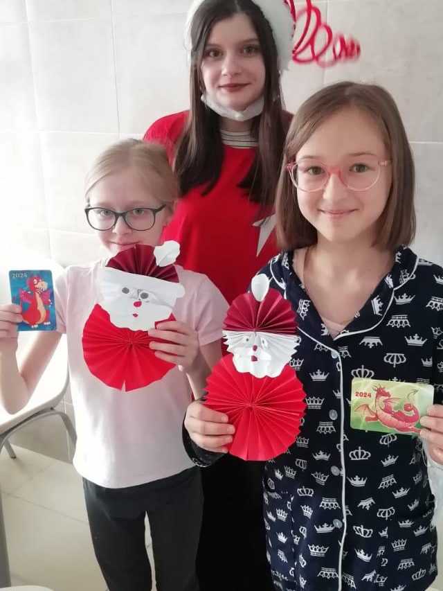 В нашей больнице организаторы школы №2094 СЗАО провели новогодние мастер-классы для маленьких пациентов