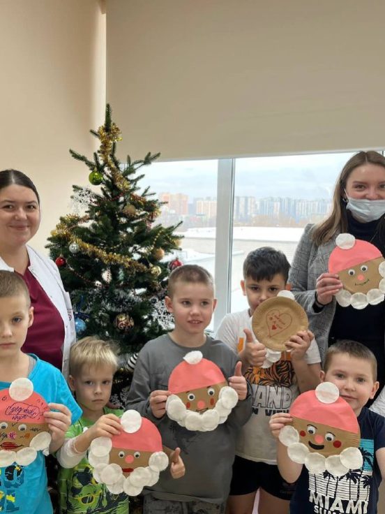 В нашей больнице организаторы школы №2094 СЗАО провели новогодние мастер-классы для маленьких пациентов