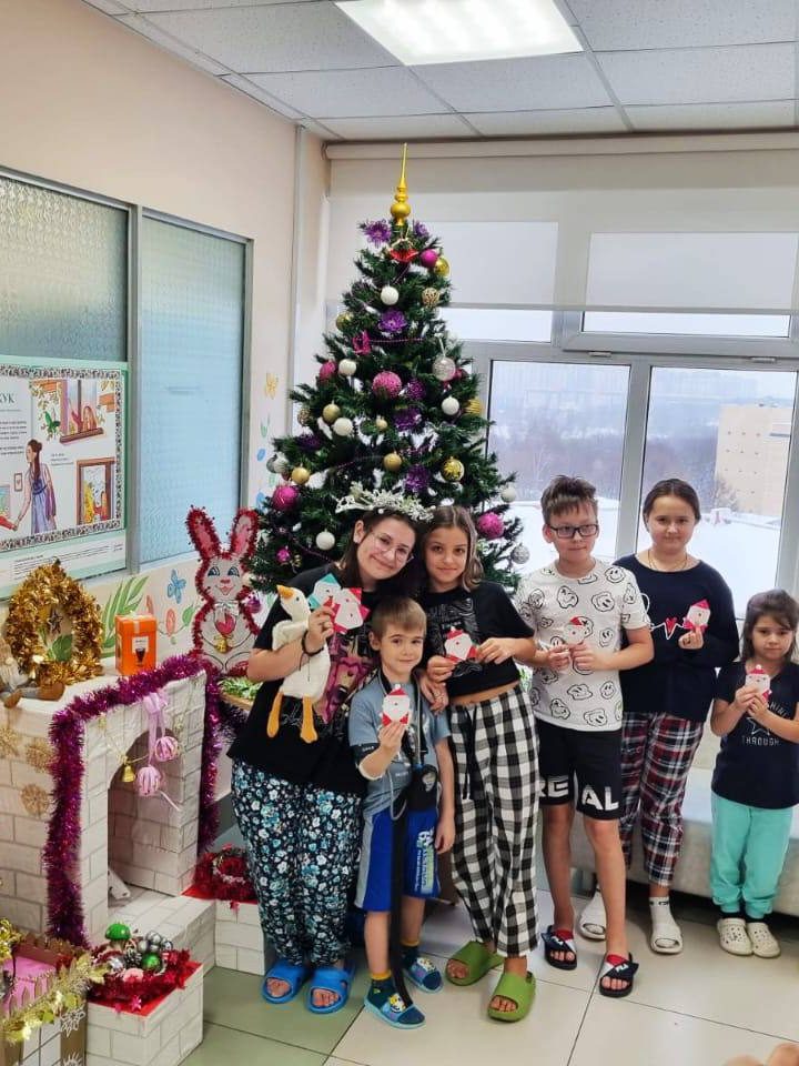 Необыкновенно увлекательный предновогодний праздник организовали педагоги- организаторы школы №1286 СЗАО в четырёх отделениях больницы для наших детей