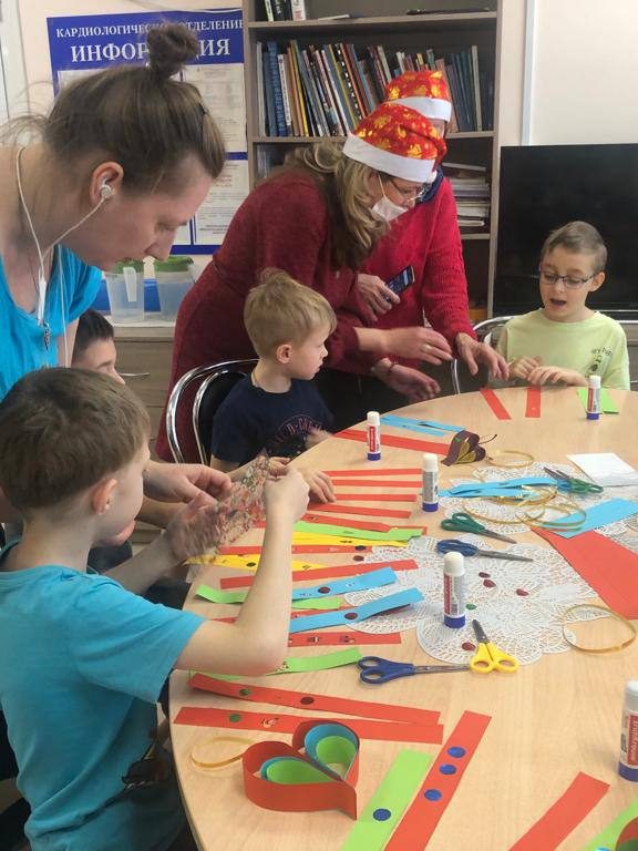 Необыкновенно увлекательный предновогодний праздник организовали педагоги- организаторы школы №1286 СЗАО в четырёх отделениях больницы для наших детей