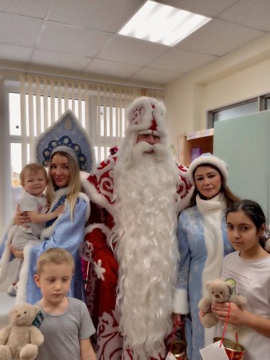 Сегодня общественный деятель Светлана Астахова организовала для наших маленьких пациентов праздничное театрализованное новогоднее мероприятие!