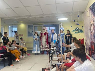Сегодня общественный деятель Светлана Астахова организовала для наших маленьких пациентов праздничное театрализованное новогоднее мероприятие!