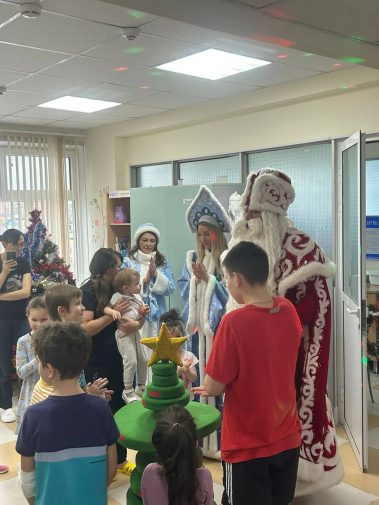 Сегодня общественный деятель Светлана Астахова организовала для наших маленьких пациентов праздничное театрализованное новогоднее мероприятие!