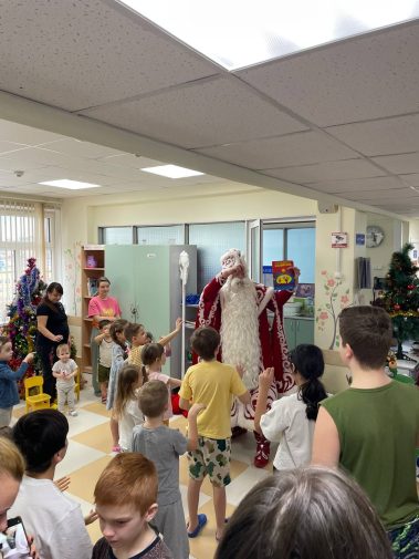 Сегодня общественный деятель Светлана Астахова организовала для наших маленьких пациентов праздничное театрализованное новогоднее мероприятие!