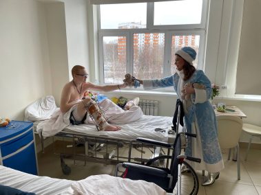 Сегодня общественный деятель Светлана Астахова организовала для наших маленьких пациентов праздничное театрализованное новогоднее мероприятие!