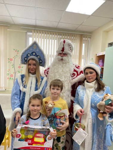 Сегодня общественный деятель Светлана Астахова организовала для наших маленьких пациентов праздничное театрализованное новогоднее мероприятие!