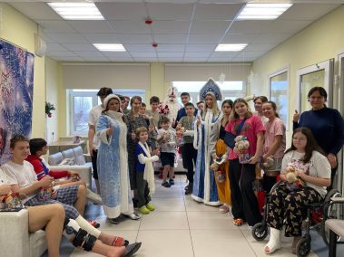 Сегодня общественный деятель Светлана Астахова организовала для наших маленьких пациентов праздничное театрализованное новогоднее мероприятие!