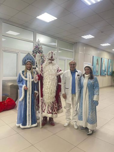 Сегодня общественный деятель Светлана Астахова организовала для наших маленьких пациентов праздничное театрализованное новогоднее мероприятие!