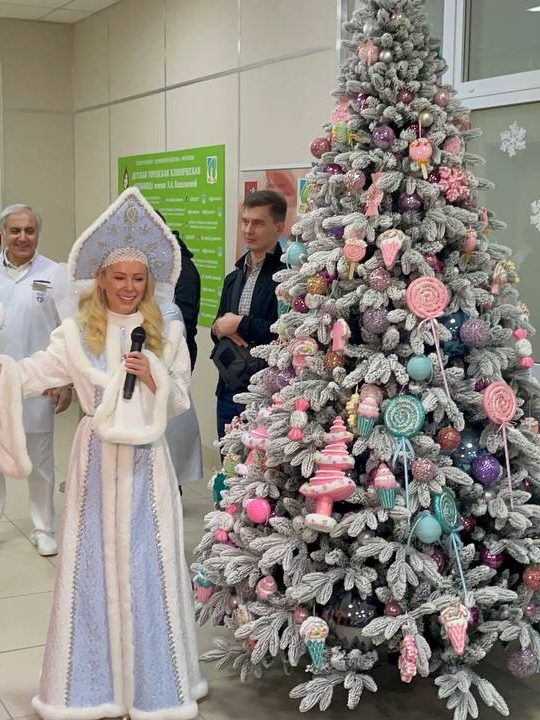 🎄В преддверии новогоднего праздника сказочные волшебники появились у новогодней елки в нашей больнице.